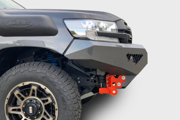 2850mm wheelbase mirrors that of the larger LX600, although at 5004mm long, 2114mm wide (incl. mirrors), and up to 1935mm tall; the GX is actually 96mm shorter in the body… but slightly taller
