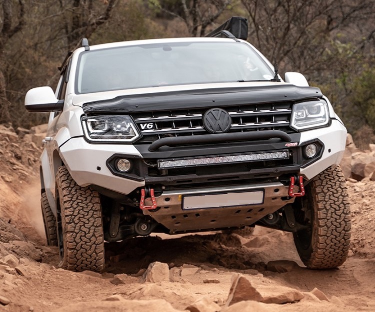 Volkswagen Amarok is a well-known mid-tier dual cab 4×4 that retains enough market share to compete, yet never climbs to the sales heights and reputation of sector leaders such as Toyota HiLux and Ford Ranger.