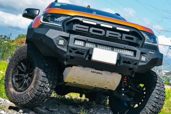 Driving modes available with Super Select II have expanded from four to seven. Previously there was Gravel, Mud/Snow, Sand and Rock; now there’s Normal and Eco for on-road driving and Gravel, Snow, Mud, Sand and Rock for off-road.